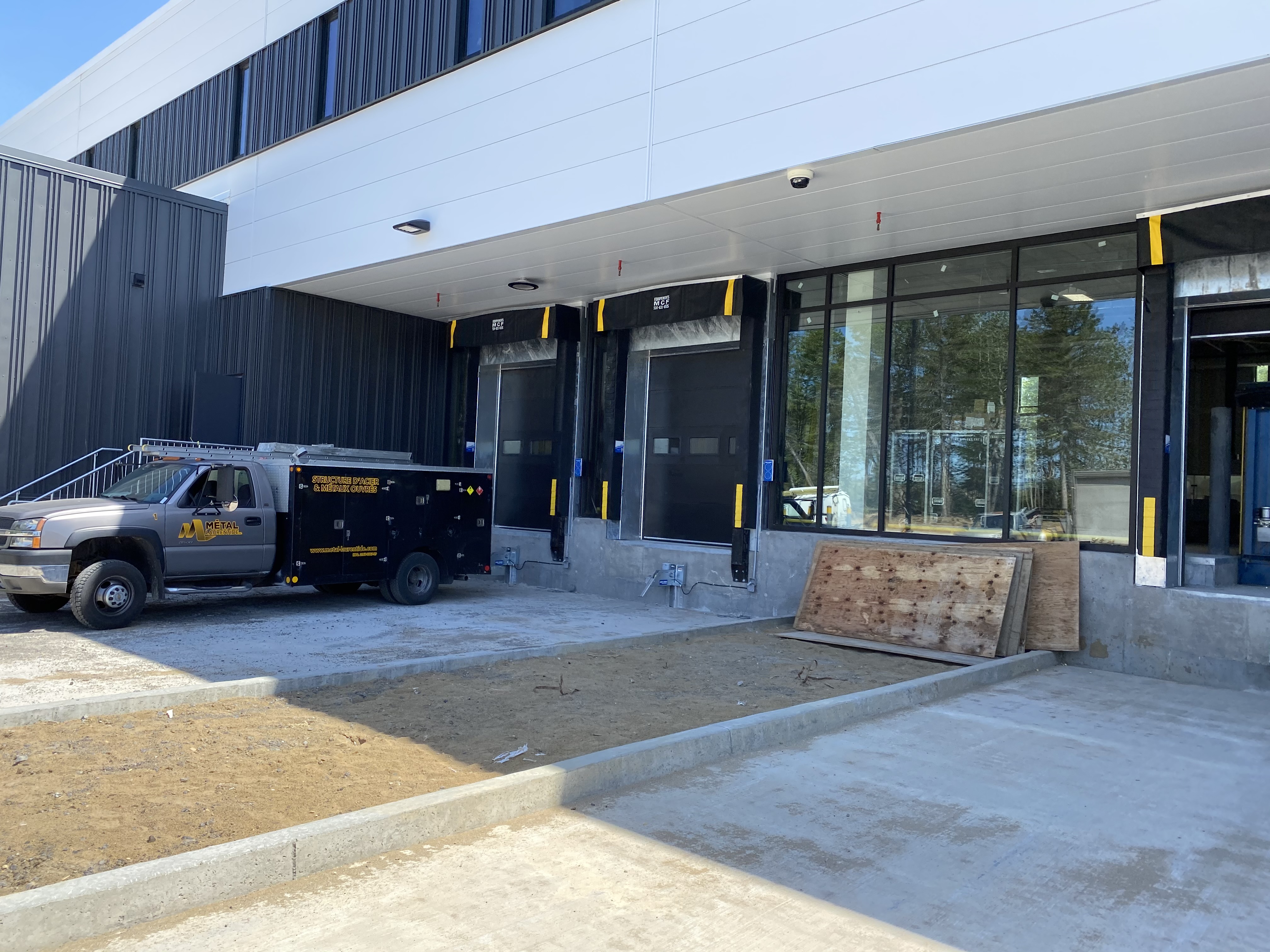 Rain deflectors on dock shelters vs metal canopies: Choosing the right solution